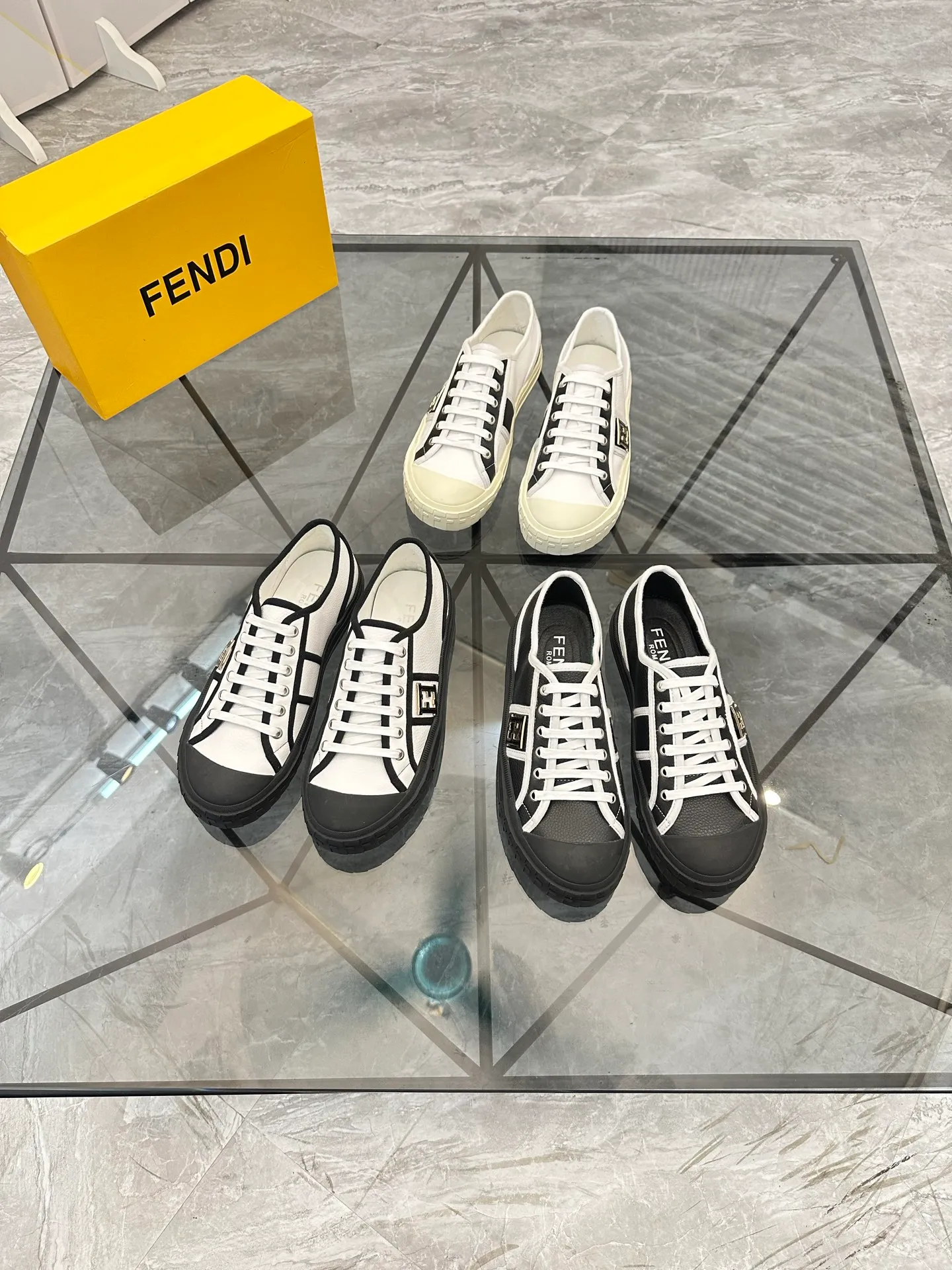 Selling men's shoes 💰: 💰P440¥ Product trademark: Fendi* "Fendi*" low-top casual shoes Regular size: 38-44 (can be customized to 45) Product materials: imported cowhide upper, sheepskin lining, original outsole. No.:6735